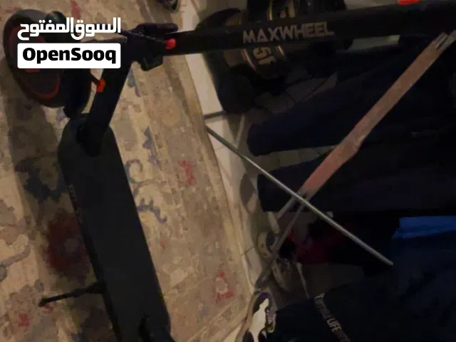 اسكوتر كهربائي بحاله ممتازه استخدام شهرين فقط مع اربع مصابيح و تاير بلاستيك  ضد المسامير والزجاج