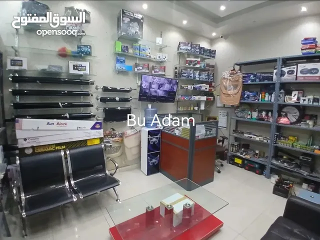 فرصة استثمارية بدخل عالي، مغسلة سيارات كبيرة 6 أبواب للبيع المستعجل في قلب عجمان