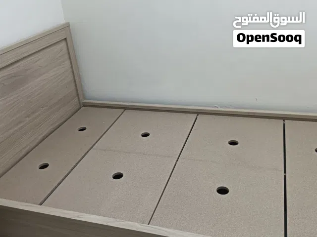 Bed frame in good condition سرير في حالة جيدة