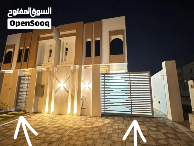 أبواب منزل م حديد شبة جديدة تم تركيبها لفترة بسيطة وتم استبدالها
