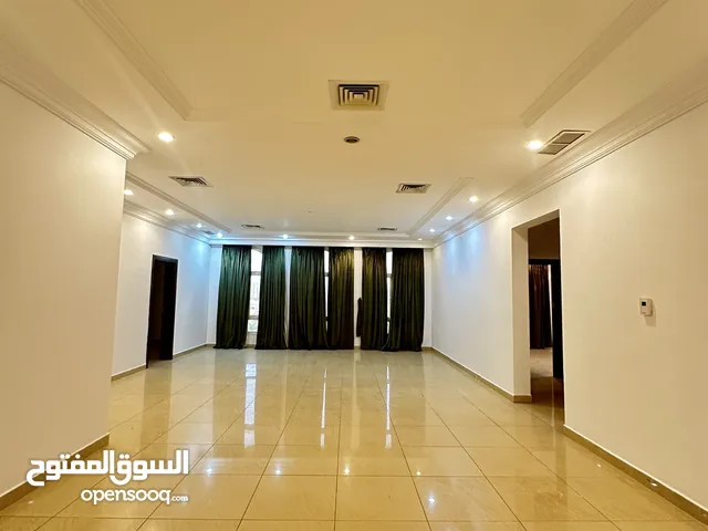 فيلا 3 دور ونصف مع حمام سباحه بروحها