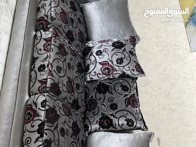 طقم كنب امريكي بحالة جديده مع الطاوله  السعر 150 دينار شامل الطاوله الي بالوسط