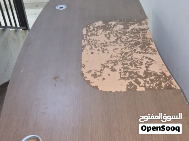 سريرين و طاولة مكتب كبيرة مع درج خاصة بها