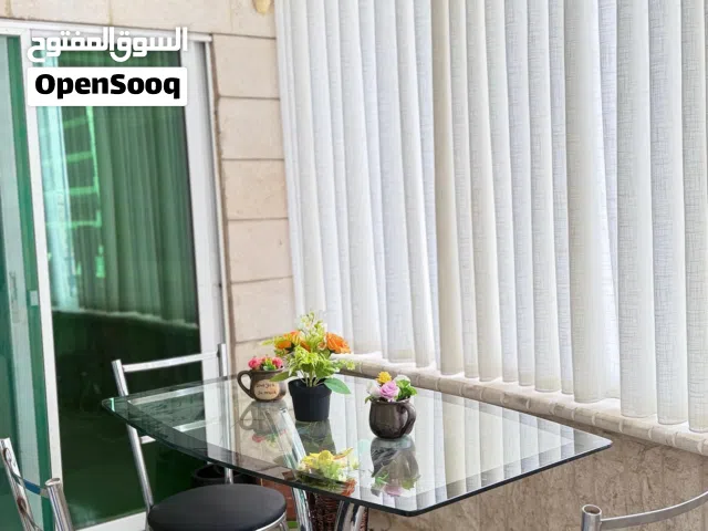 طاولة زجاجية طبقتين(رفين) علوي وسفلي مع 3 كراسي كروم