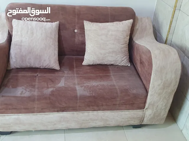 طقم كنب مكون من سبع مقاعد مع طاوله وسط بحاله جيدة