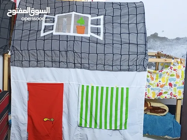 سرير مع خيمة