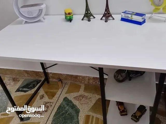 ميز مكتبي خشبي