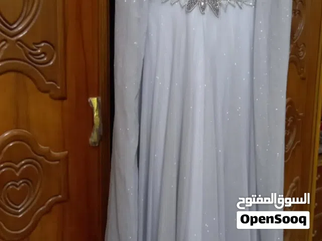 فستان جديد مستخدم مره واحدة اخذته 70 السعر الحالي 15قياس 42