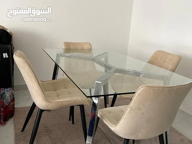 للبيع طاول زجاج مع 4 كراسي لون بيج نظيف جدا