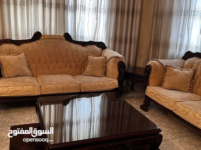 طقم كنب 7 مقاعد مع طاولة بالوسط و 2 طربيزات بحالة جيدة جداً