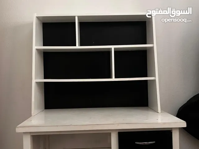 سرير و مكتب لون أسود و أبيض