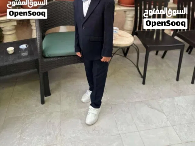 بدله اطفال بحاله ممتازة لبسه وحدة لونها كحلي