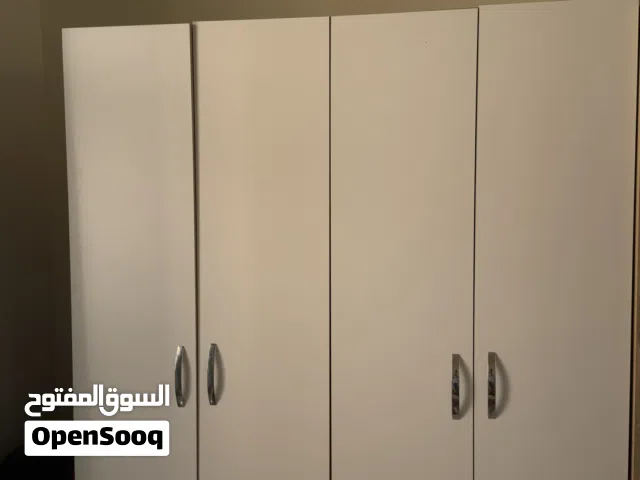 كبت للملابس بحالة ممتازة