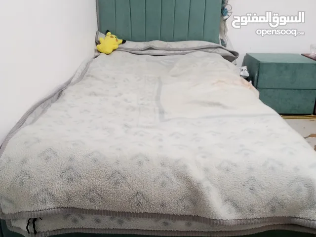 سرير لون تركوازي مع كومدينه لون تركوازي يوجد برادي نفس اللون