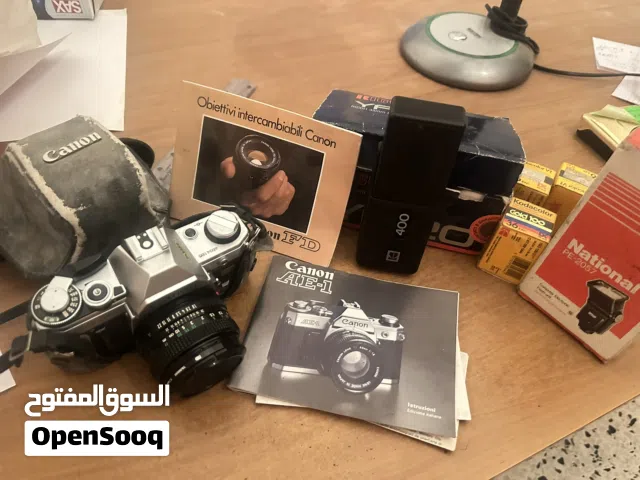 كميرا كانون من نوع قديم ومعاها 8 افلام تحميض وفلاش