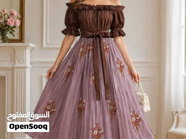 جديد فستان ميدي أنيق ملكي / تصميم واسع كلوش من الأسفل وحركة جميلة. الصدر بتصميم أوف شولدر مع كشكا