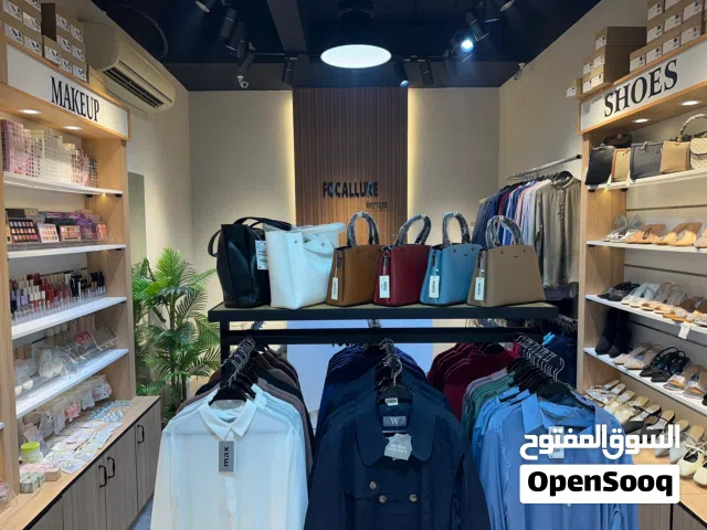 بوتيك مجهز بأرفف وعلاقات بشكل موديرن للبيع