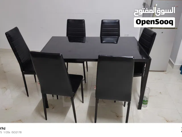 Dining table with 6 chairs in good condition