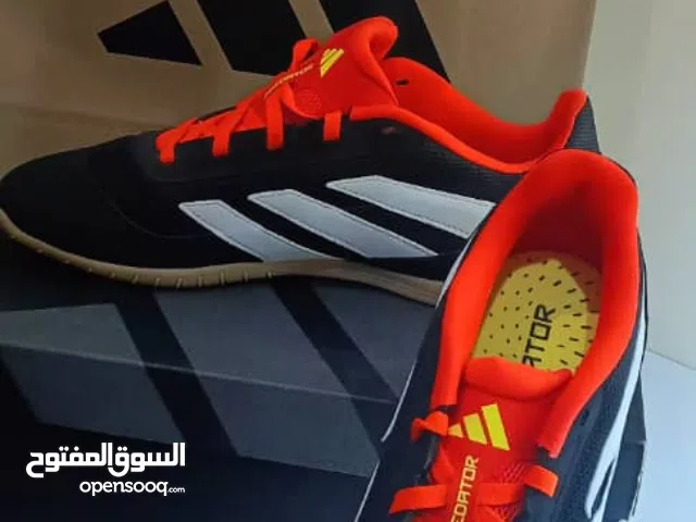 حذاء كورة قدم بساط أو صالات شاري من الوكيل جاني في الضيق شوية رقمه 42 سعر 250 دينار جديد مش ملبوس