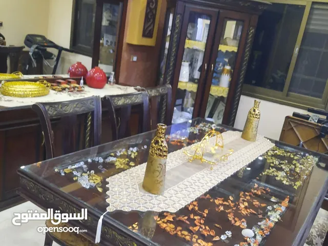 طاولة سفرة مع 8 كراسي ديكورات وخزانه ومرايه معها خزانه
