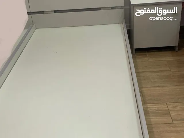 سرير مفرد وكومندينه بحاله جيدة جدا استعمال بسيط للبيع