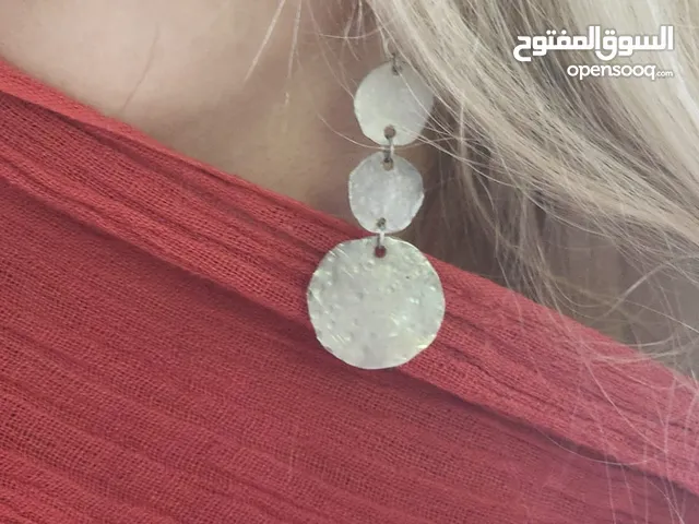 أقراط فضة يدوية بثلاث دوائر متتالية – تجسيد فني لتطوّر الروح الإنسانية