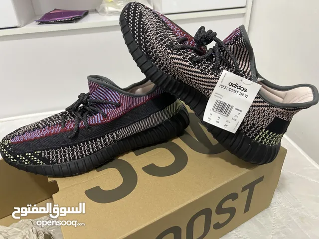 YEEZY BOOST 350 V2 حذاء جديد ونسخه حصرية لم تعد متوفرة في الاسواق .