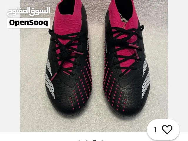 اديداس اصلي بالشنطه مالته الجوتي خفيف جدا ومريح باللعب مافي ولا قطع ولا شئ بالجوتي