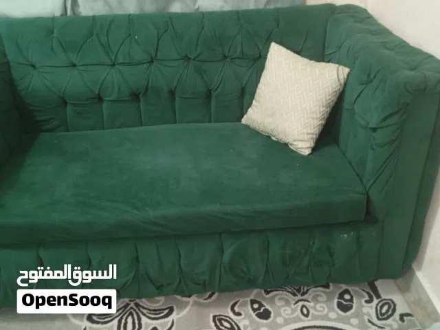 صوفا بالون الاخضر الملكي لعدد 7 اشخاص بحالة ممتازة محتاج لها تنظيف شوي مع الطاولة
