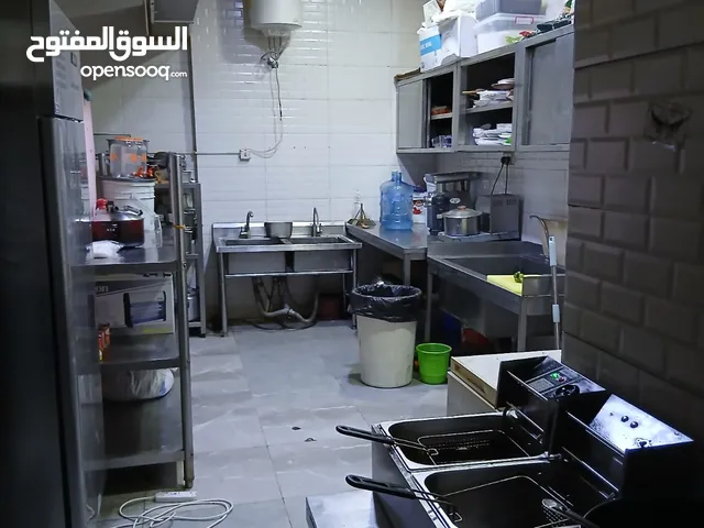"مقهى جاهز للبيع بسعر مغري وبموقع حيوي في المعبيلة – إيجار فقط 300 ريال!"