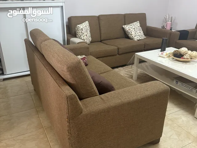 طقم كنب بني للبيع بحالة جيدة