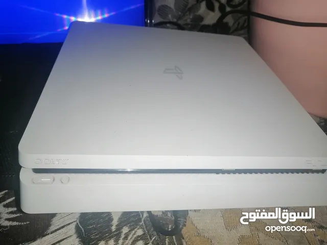 لبلستيشن 4ابيض اسلم نضيف الجهاز مع يده ولعبه جيتايوحافضه تبريد اخو الجديد