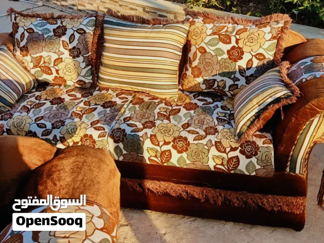 للبيع طقم كنب خليجي (بني عسلي) بحالة شبه جديدة - استعمال حِشم