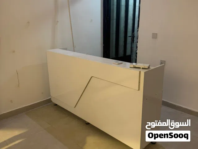 رفوف للبيع عدد الرفوف ست قطع + كاشير الارتفاع مال الرفوف مترين وستين سانتي العرض مال الرفوف متر