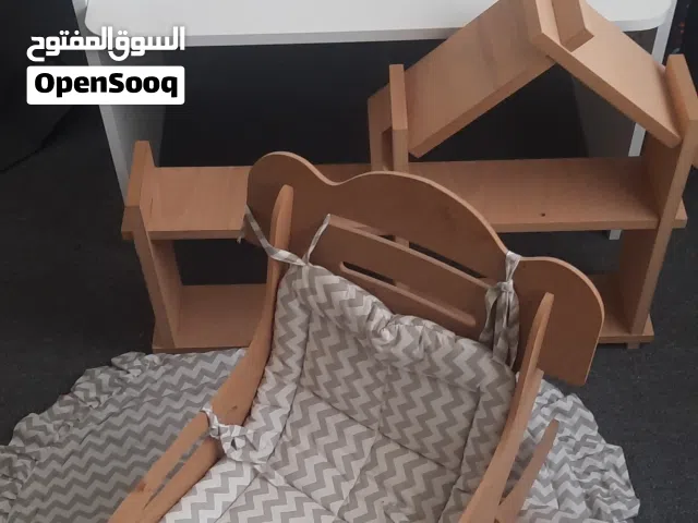 تخت Mext to me  و كرسي ورف على شكل بيت