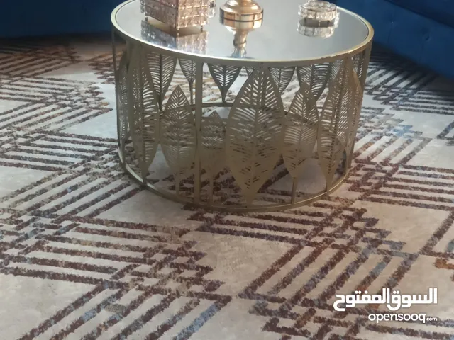 طاولة وسط مع اثنتين جانبيات