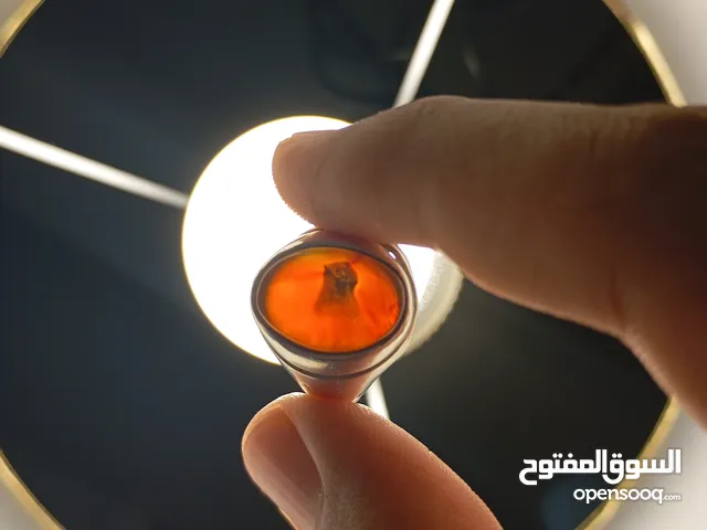 عقيق يماني ناري ونادر جدا يوجد عليه هرم وعين من النور من الاسفل سعره 200 الف كسرر وأراوس بنوادر مثله
