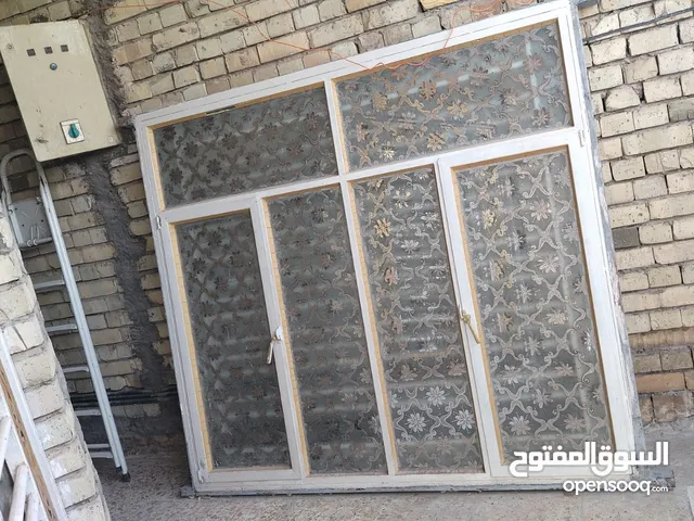 شباك حديد واحد ونص ملم اخو الجديد ما بيه شي ولا يحتاج شي مصبوغ وكامل مكمل