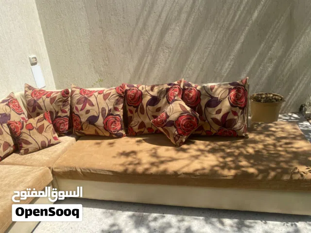 صالون وردي تلاته طروف لاصقات في بعض صنع محلي مكان طرابلس نظافه تحكي في صوره..../)()()...نووا
