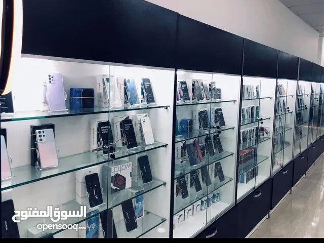السلام عليكم عندي فتارين عرض هواتف و ستاندات عرض كمليات الهواتف و2 مكيفات ومولد قوته 10000 بنزينا