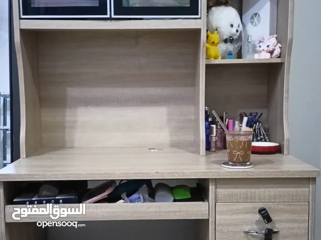 ميز دراسة نظيف