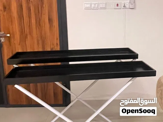 طاولة ضيافه او بوفيه فيها طبقتين