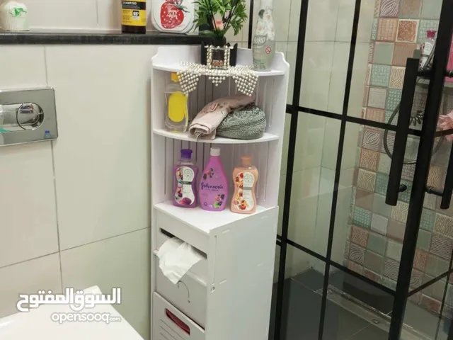 خزانه حمام خشب مقاوم للماء والرطوبه والعفن لون ابيض المتوفر بسعر 20دينار فقط بتزبط ع اي زاويه