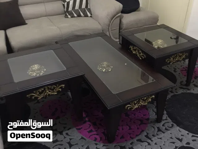 طقم طاولات خشب تفصيل ثقيل بحالة ممتازة ممتازة