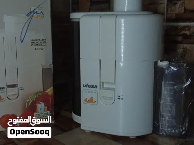 عصارة فواكه Ufesa Liquaplus LC-7631 عالية الجودة، مثالية للحصول على عصائر طازجة وصحية بسهولة.
