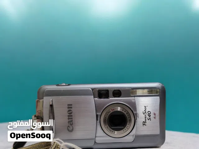 كاميرا Canon Canon PowerShot S40، وهي كاميرا رقمية مدمجة كلاسيكية