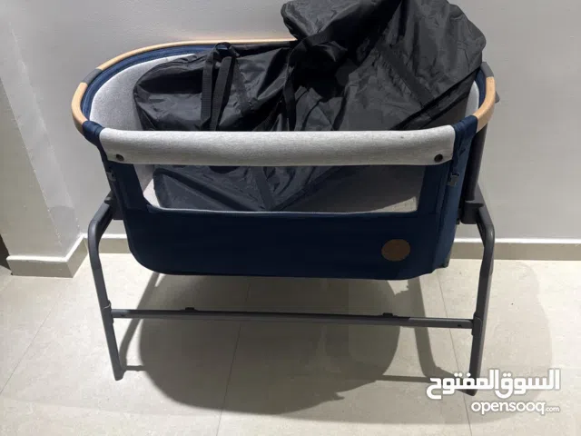 سرير اطفال نظيف مع المرتبة مع رف تخزين اسفل السرير