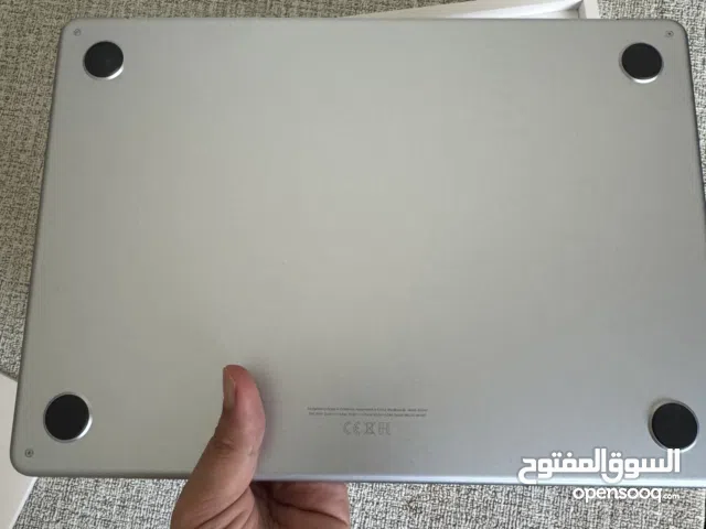 MacBook Air M4 13” للبيع – نظيف جدًا مع الكرتون