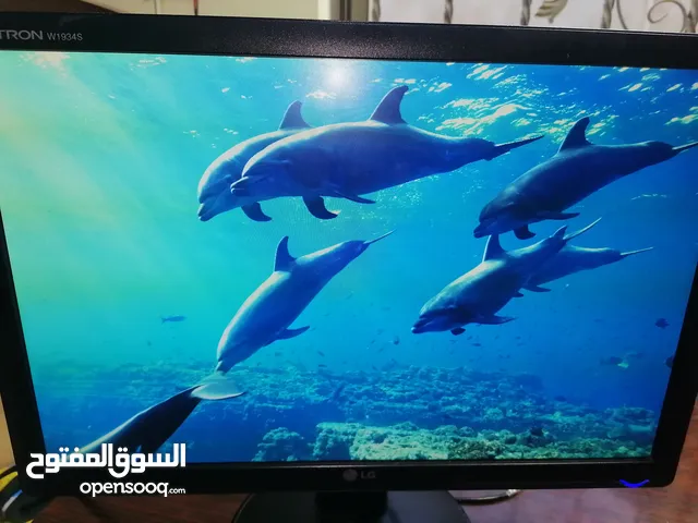 شاشة LG نظيفه جدا مع كامل وصلاتها