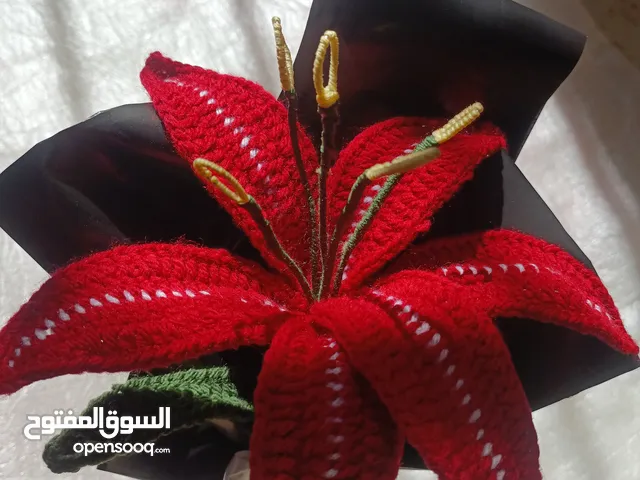 وردة زنبق كروشيه يدوي – هدية أنيقة تدوم للأبد بسعر 2.5 دينار